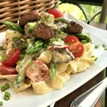 Makaron ze szparagami, pomidorkami i polędwicą wołową