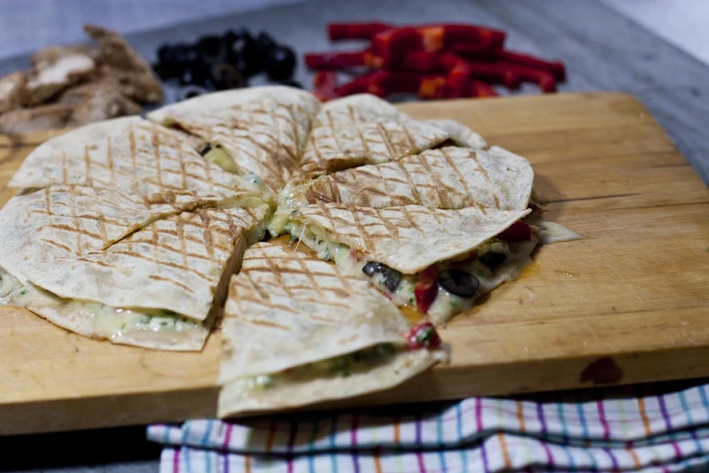 QUESADILLAS Z KURCZAKIEM, WARZYWAMI I TRZEMA SERAMI