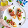 Grzanki z mozzarellą salsą pomidorową i prosciutto