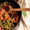 Szybki makaron z pesto i warzywami