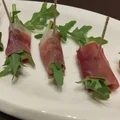 Gruszka z serem pleśniowym zawinięta w szynkę parmeńską