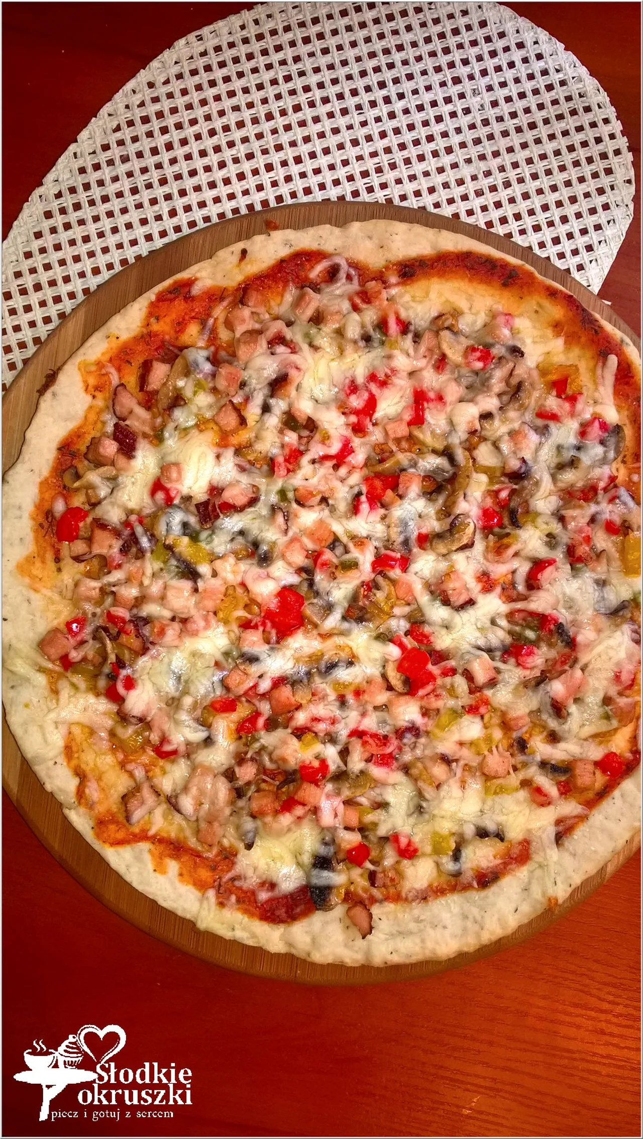 Pizza na ziołowym cienkim cieście (z szynką, papryką i pieczarkami). Przepis na dwie pizze 30 cm.
