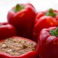 Papryki nadziewane mięsem drobiowym i czosnkiem