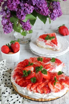 Tarta z truskawkami i śmietaną na francuskim cieście