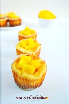 Serniczki z mango na razowym spodzie bez cukru