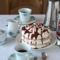 Kremowy torcik bezowy z ganache czekoladowym - idealny do kawy.