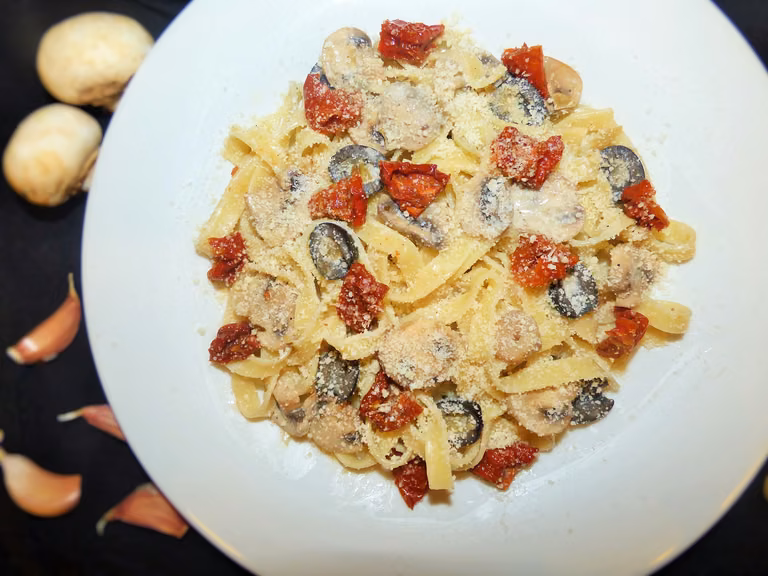 Tagliatelle z pieczarkami, oliwkami i suszonymi pomidorami