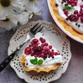 Tarta bez pieczenia z śmietanowo-serowym kremem i owocami