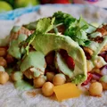 Tortilla z Ciecierzycą,  Kurczakiem z Sosem  Limonkowo- Kolendrowym
