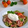 Makaron z burratą i prosciutto