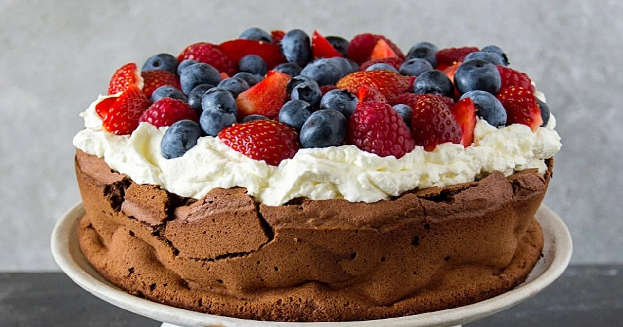 Opadające ciasto czekoladowe z kremem i owocami (bezglutenowe)