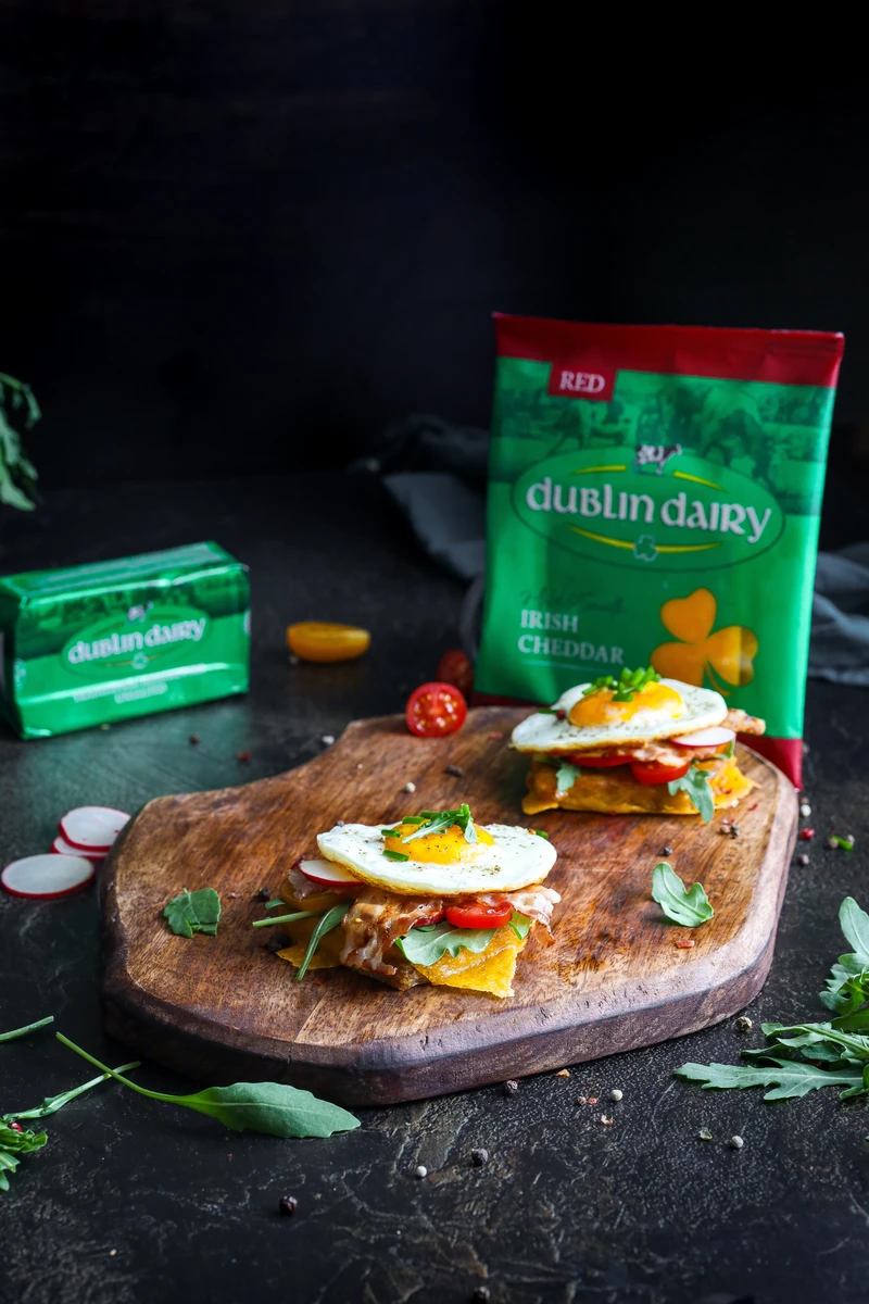 Tosty francuskie z serem cheddar boczkiem i jakiem sadzonym