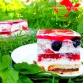 Śmietanowiec na Ciastkach Hit z Musem Truskawkowo-Jagodowym i Galaretką