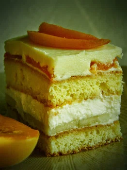 Torcik z gruszkami i morelami