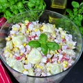 Sałatka z tortellini i ananasem – szybka i smaczna