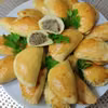 Pieczone pierożki drożdżowe z pieczarkami i serem