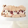 Tort bezowy z kremem i wiśniami
