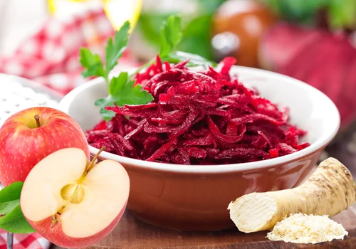 Zrób tę surówkę z buraka — kolorowa bomba witamin na grilla!