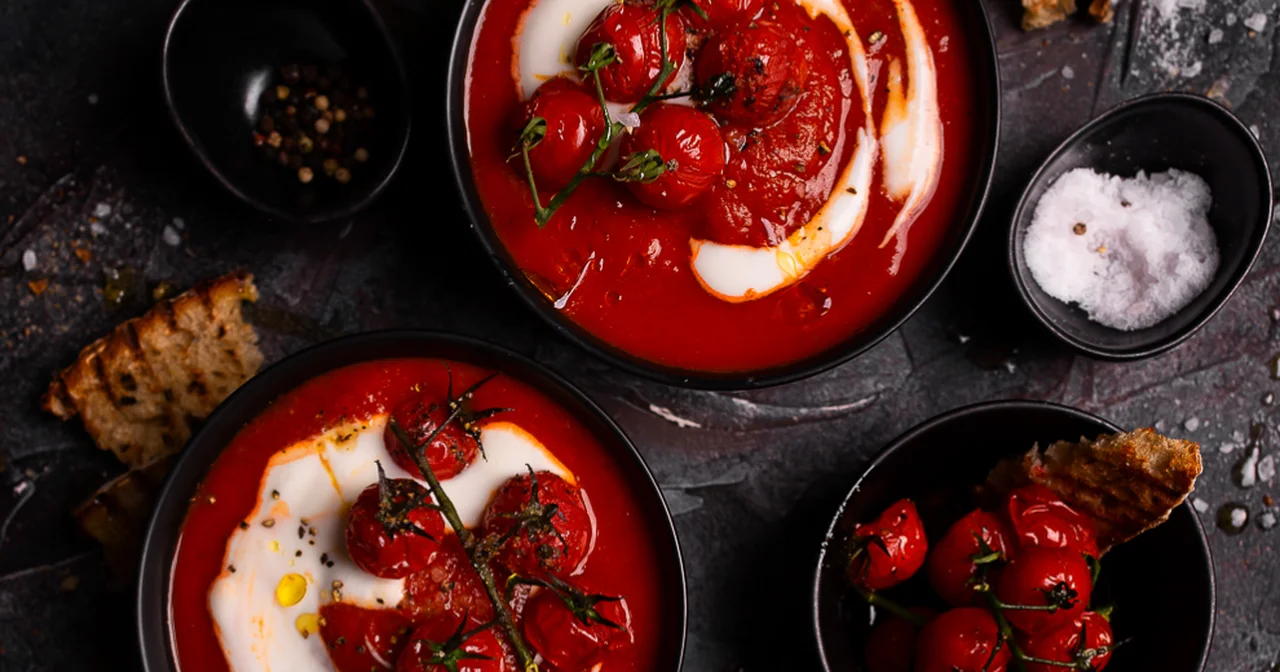 Rozgrzewająca zupa krem z pomidorów i pieczonej papryki