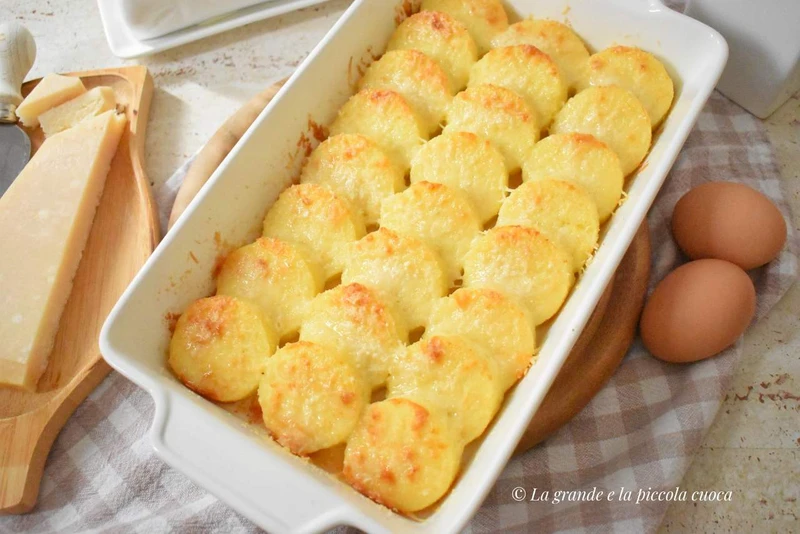 Pieczone gnocchi alla romana z masłem i parmezanem