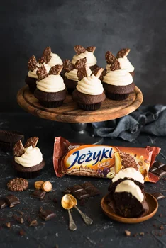 Czekoladowe muffinki z kremem karmelowym i jeżykami