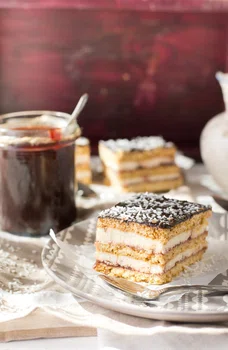 Miodownik z masą grysikową i powidłami śliwkowymi