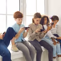 Zakaz używania telefonów w szkołach: Ministerstwo Edukacji ogłosiło swoją decyzję w tej sprawie!