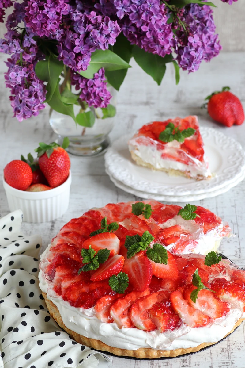 Tarta z truskawkami i śmietaną na francuskim cieście