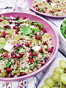 SAŁATKA Z KOMOSY RYŻOWEJ Z GRANATEM, WINOGRONAMI I FETĄ