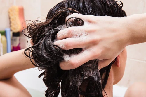 Nie rób tego podczas mycia włosów! Tracją przez to blask i wypadają!
