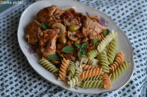 Makaron z kurczakiem i oliwkami