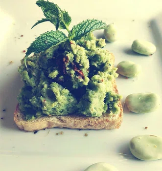 Guacamole z bobu z suszonymi pomidorami i miętą