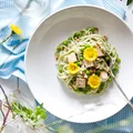 Wiosenny makaron z pesto, tofu, zielonym groszkiem i kwiatkami podbiału