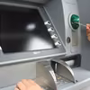 10 złotych za wypłatę gotówki z bankomatu?! Popularne banki zmieniają cenniki opłat!