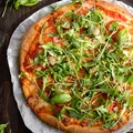 Pizza z mozzarellą, pomidorami i rukolą (bez wyrastania)