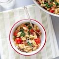 MAKARON BLT – Z BEKONEM, POMIDORAMI I SZPINAKIEM