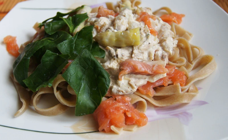 Pełnoziarniste tagiatelle z kremowym sosem