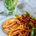 Spaghetti pełnoziarniste z pieczonym bakłażanem i pomidorami