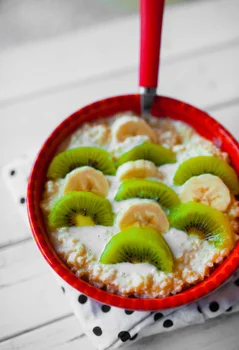 Jaglanka z bananem i kiwi