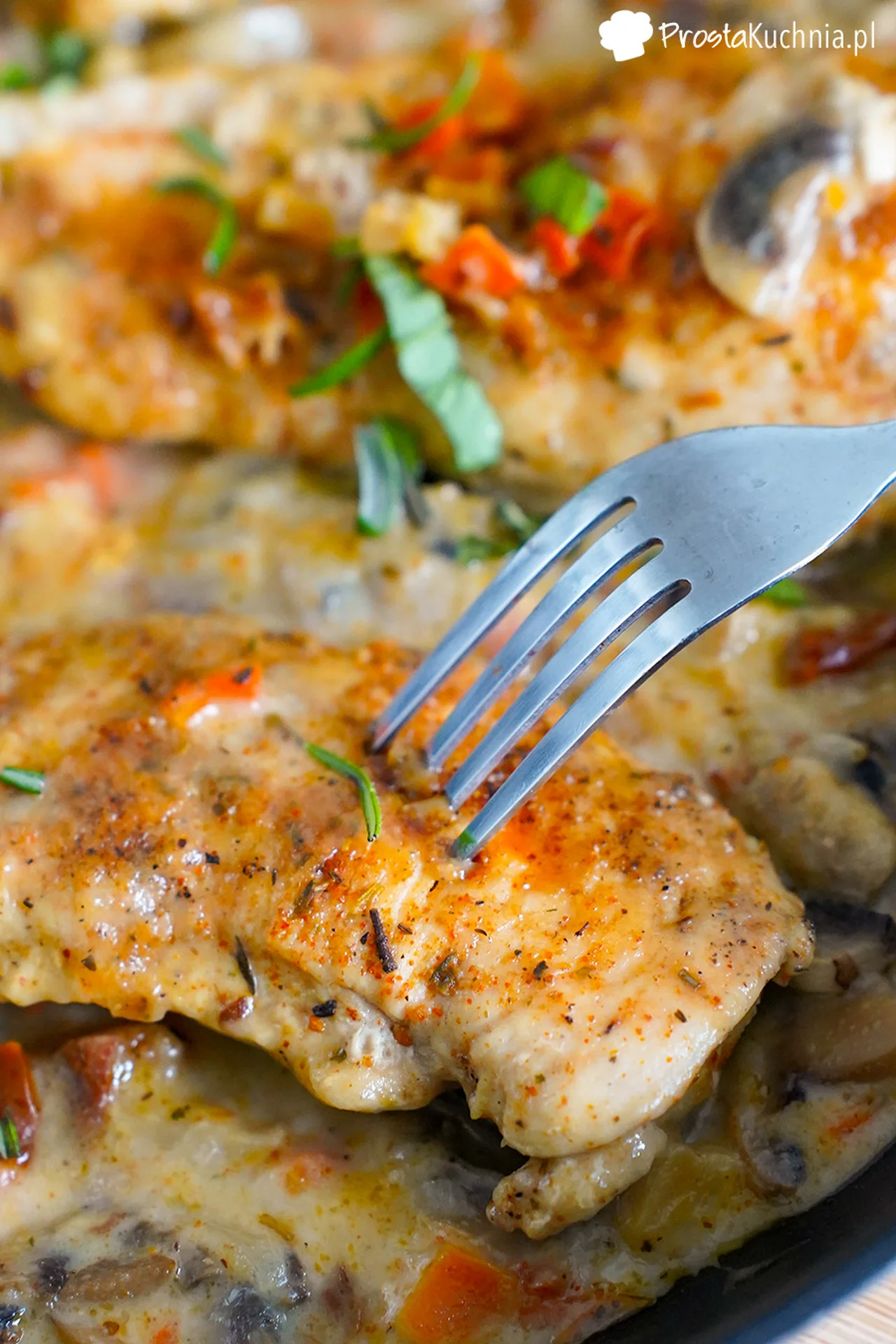 Kurczak w sosie pieczarkowym z suszonymi pomidorami