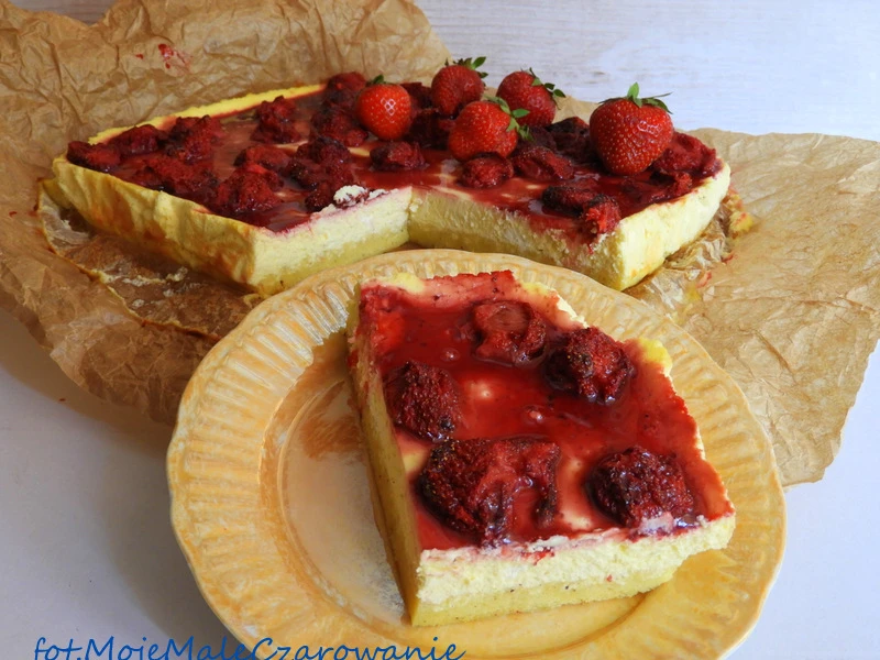 Sernik limonkowy z pieczonymi truskawkami