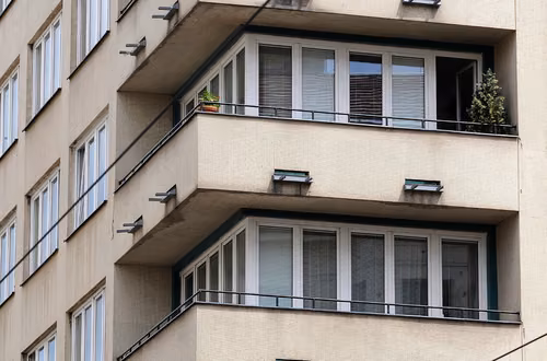 Nowe obowiązki właścicieli balkonów. Obowiązkowe ubezpieczenie, przeglądy i surowe limity