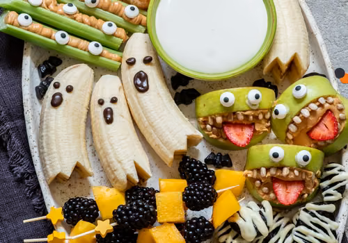 Halloweenowa deska przekąsek, która zaskoczy Twoich gości! Zdrowe smakołyki w mniej niż pół godziny!