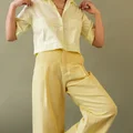 Podbij jesień z Buttery Yellow: Zobacz, jak sprawić aby Twój look stał się hitem sezonu!