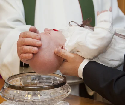 Kościół ogłasza zmiany w udzielaniu chrztów! Wyjaśniamy co się zmieni.