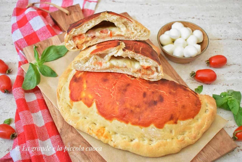 Włoskie calzone z szynką, serem i sosem pomidorowym