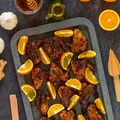 Skrzydełka pieczone w miodzie z pomarańczami, czosnkiem, imbirem i chili