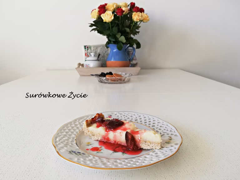 Tarta na mące kokosowej z budyniem i prażonymi śliwkami