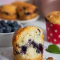 Proste muffinki z jagodami i białą czekoladą