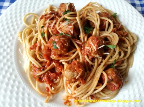 Pełnoziarniste spaghetti z klopsikami z indyka